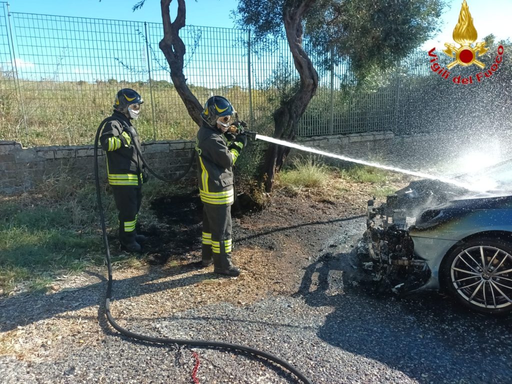 Auto in fiamme alle Terme della Ficoncella, paura nel parcheggio ma nessun ferito