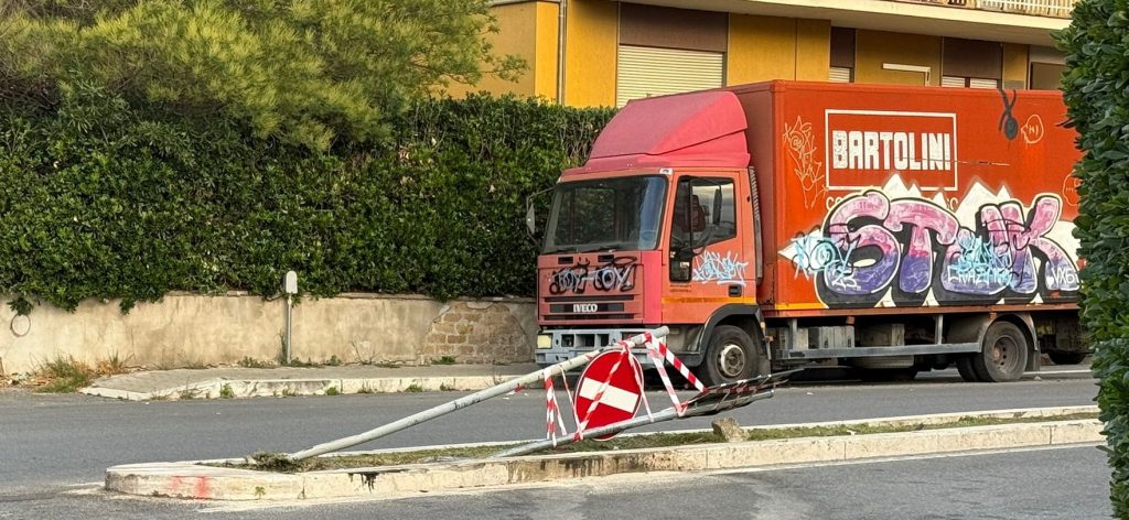 Cerveteri, ennesimo incidente in viale Manzoni. Ramazzotti: "Si sistemi la viabilità"