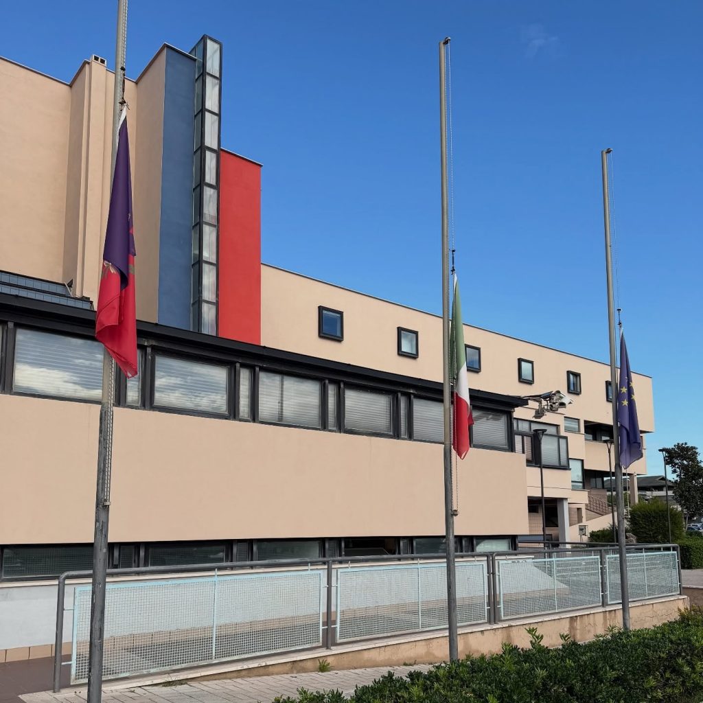 Ladispoli, bandiere a mezz’asta in segno di lutto per i tre carabinieri caduti a Castel d’Azzano