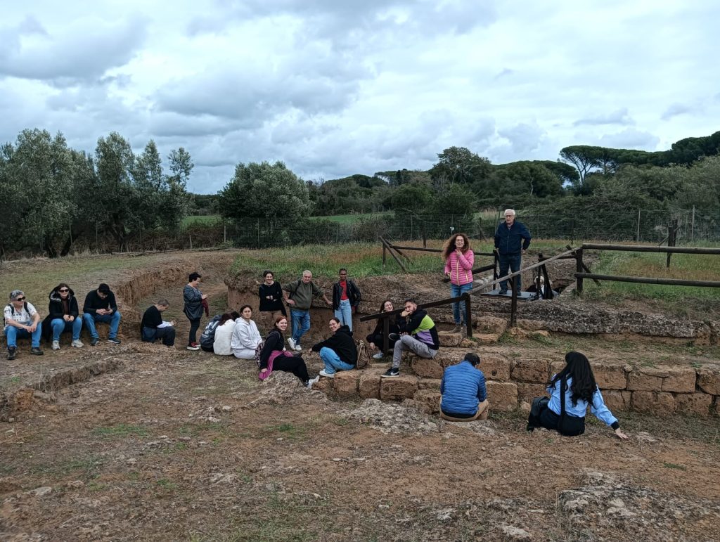 Cerveteri, la professoressa Simona Rafanelli ieri in visita alla Necropoli della Banditaccia e alla Tomba delle Cinque Sedie