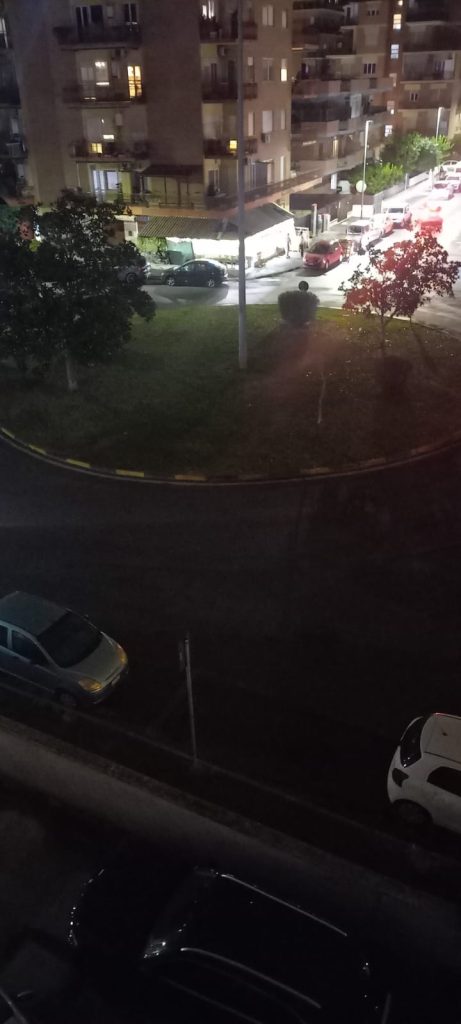 Ladispoli, Piazza Matteotti al buio: “Unico spiraglio la luce del negozio all’angolo. Quando chiude è buio pesto”