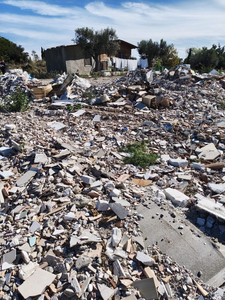 Rifiuti abbandonati, sequestrata un’immensa discarica abusiva nelle campagne di Cerveteri