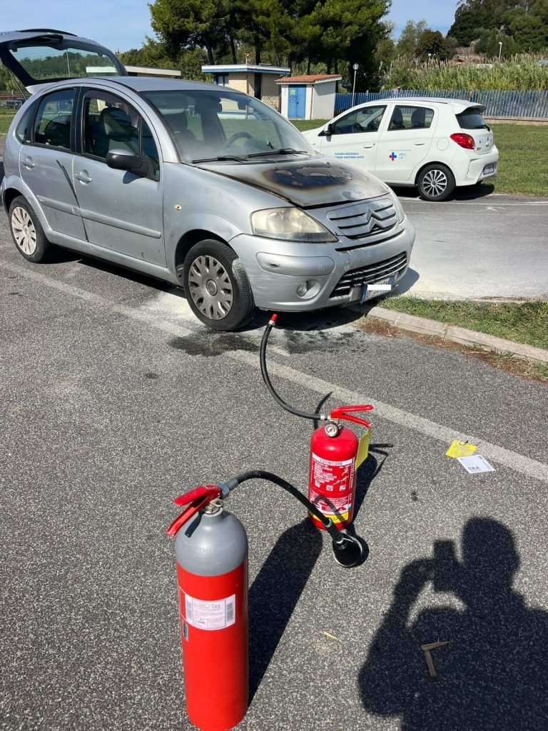 Ladispoli: principio di incendio ad vettura nel parcheggio della Casa della Salute