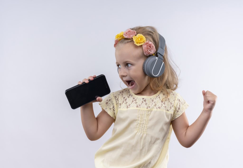 Baby influencer, in Parlamento il DDL per vietare i social ai minori di 15 anni