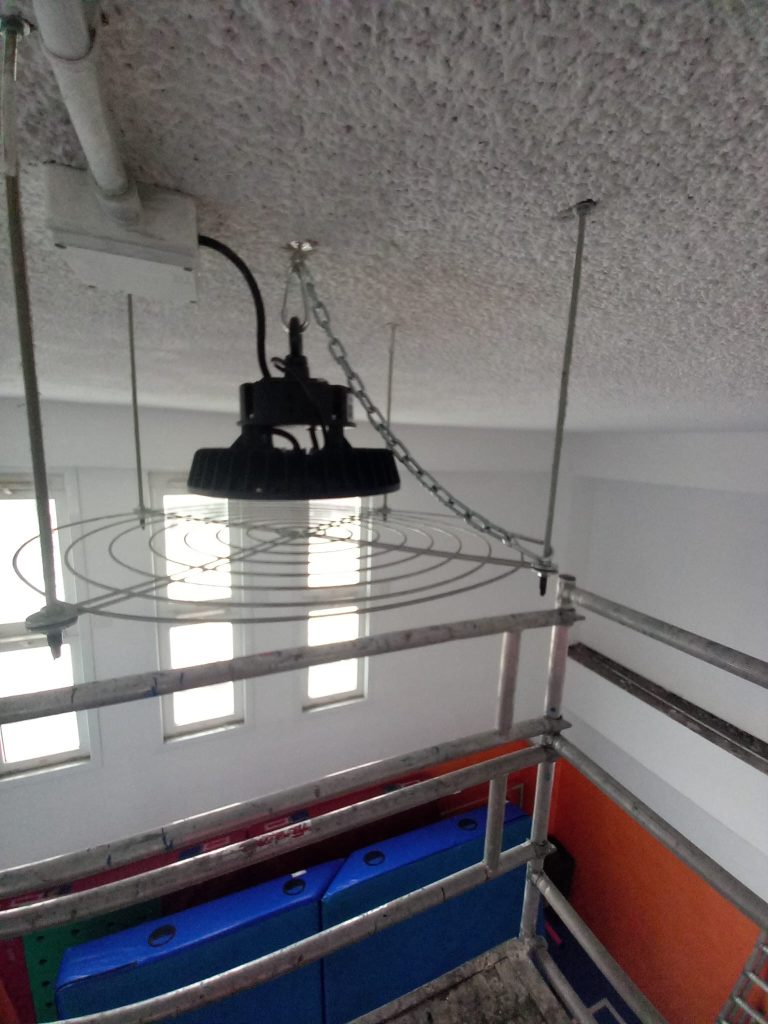 Cerveteri, nella scuola primaria di via Castel Giuliano, si accendono nuovi fari a LED grazie a un’iniziativa del Consigliere Alessandro Fondate