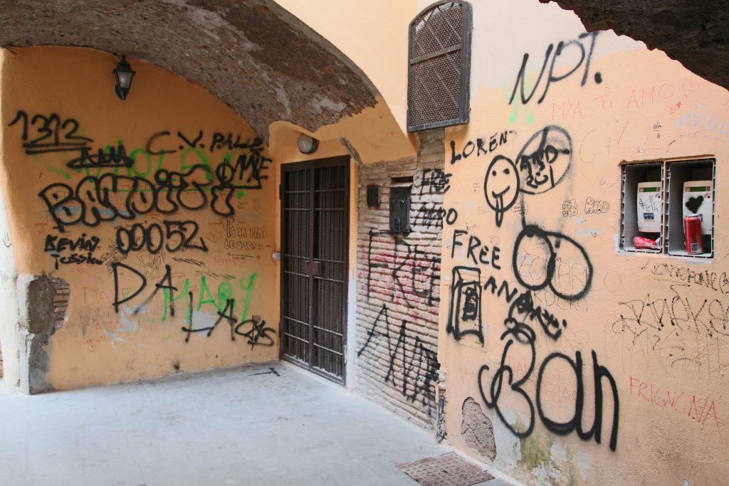 La Boccetta, il Vicolo dell’Arco Oscuro deturpato da giovani vandali. Si chiedono più controlli e il ripristino del decoro del luogo