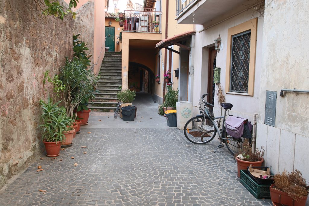 La Boccetta, il Vicolo dell’Arco Oscuro deturpato da giovani vandali. Si chiedono più controlli e il ripristino del decoro del luogo