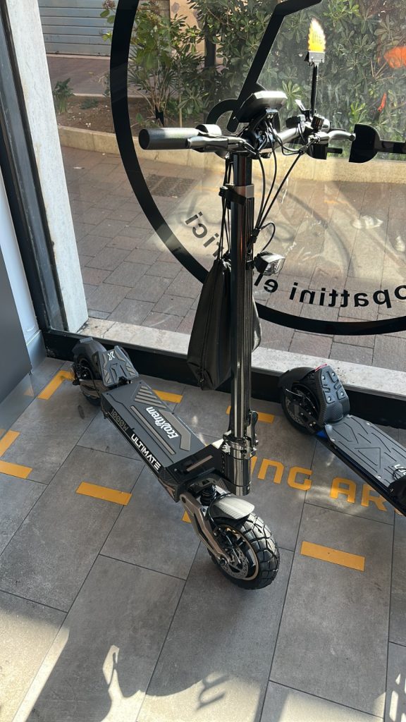 Ladispoli, rapinano un negozio per rubare un monopattino: fermati da un poliziotto fuori servizio