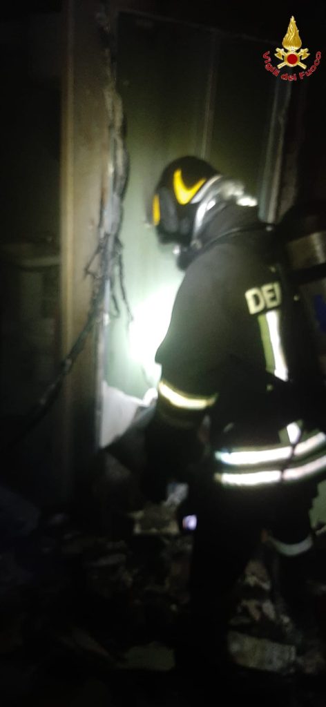 Santa Marinella, incendio ieri sera in un’attività commerciale. Locale distrutto ma nessun ferito