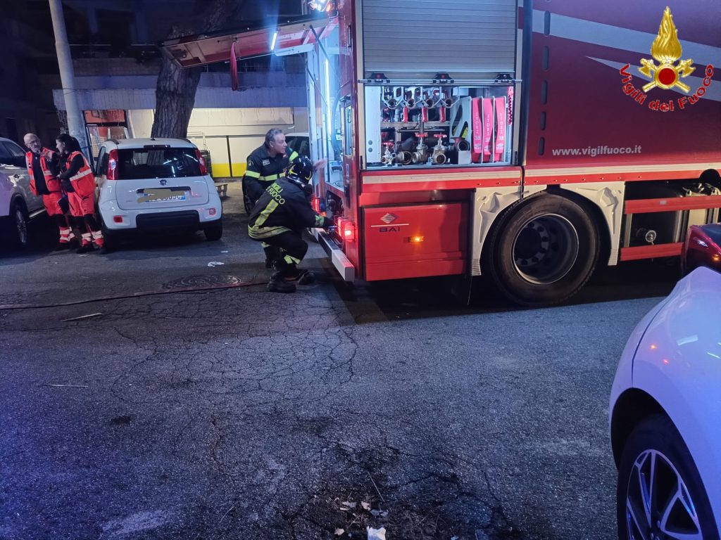 Santa Marinella, incendio ieri sera in un’attività commerciale. Locale distrutto ma nessun ferito