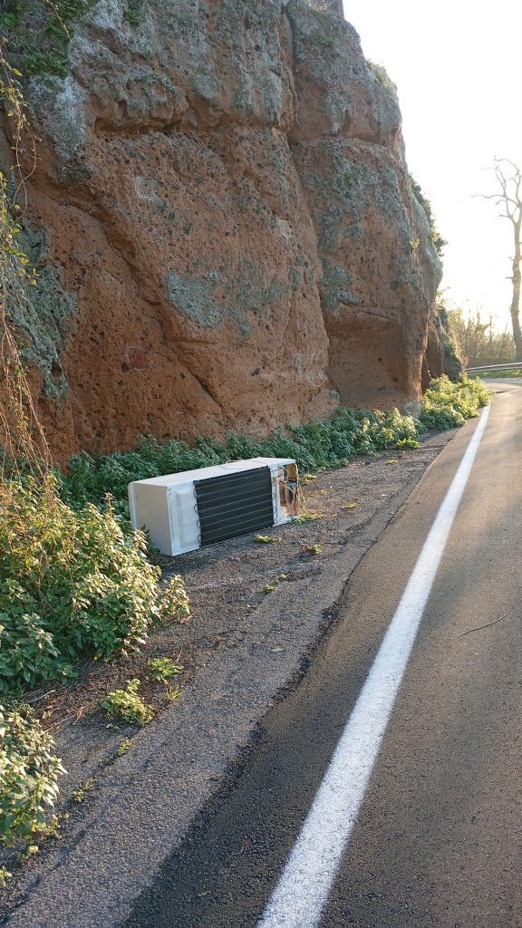 Cerveteri, scambiata Via della Circonvallazione per una discarica. Uno sporcaccione lascia sotto la rupe il suo vecchio frigorifero