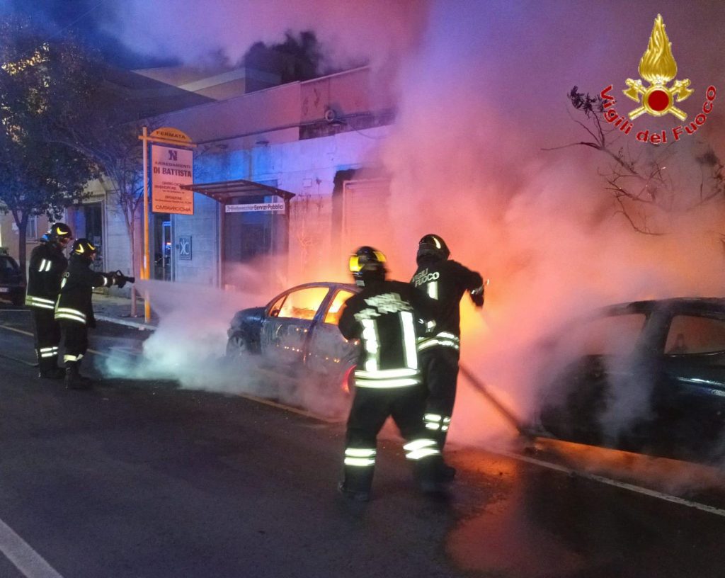 Due vetture in fiamme a Civitavecchia, sul posto gli uomini della Bonifazi