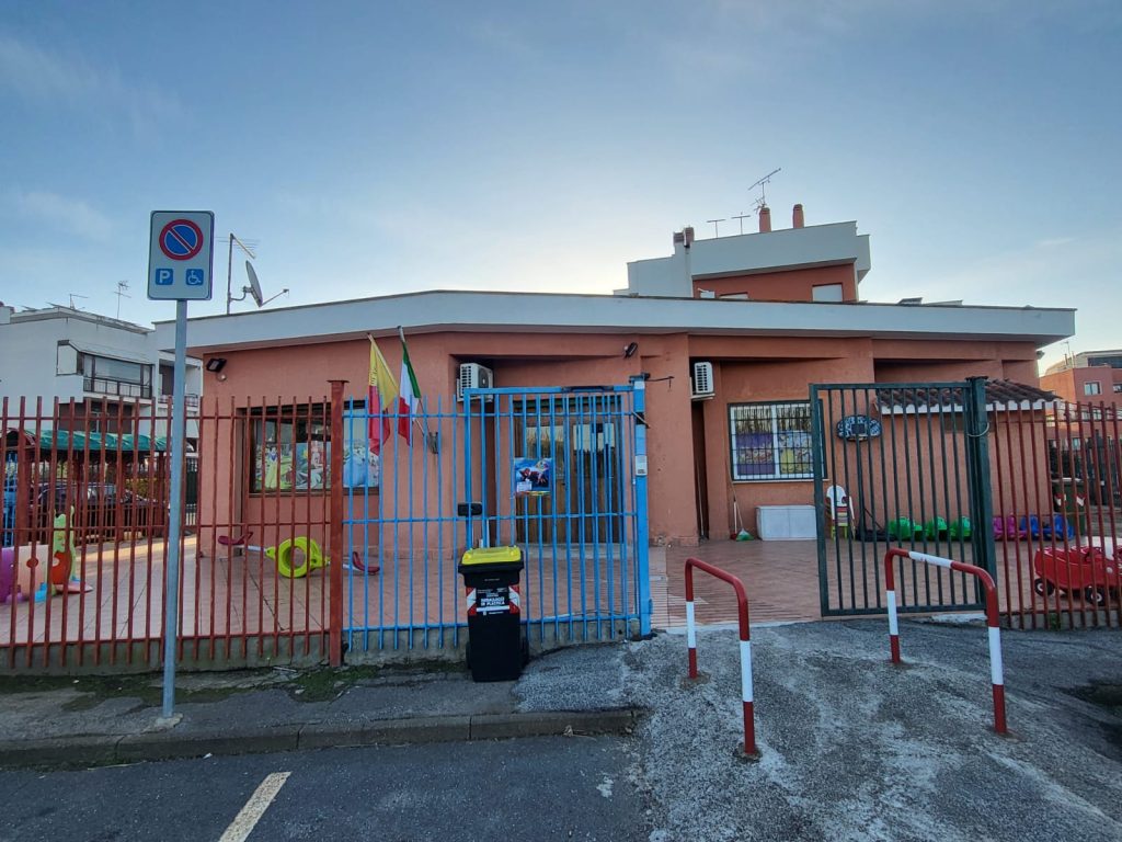 Il Consalvi a rischio chiusura. La protesta delle mamme: “È un’oasi felice, non spostateci al Montessori”