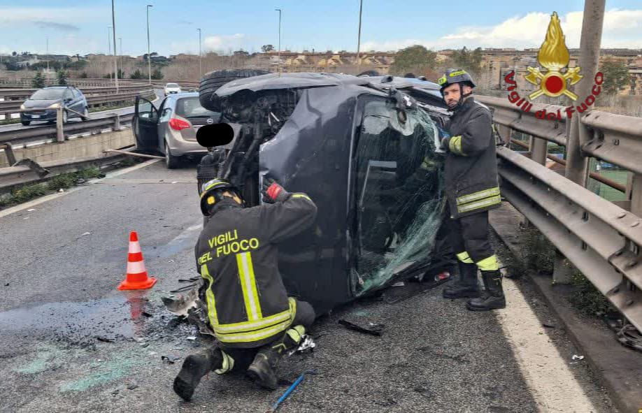 Roma, grave incidente sul viadotto della Magliana. Cinque persone trasportate in codice rosso al Gemelli