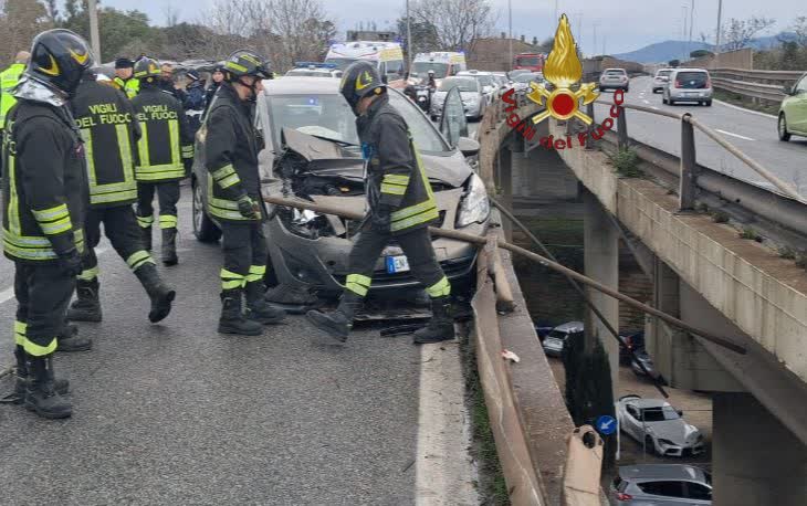 Roma, grave incidente sul viadotto della Magliana. Cinque persone trasportate in codice rosso al Gemelli