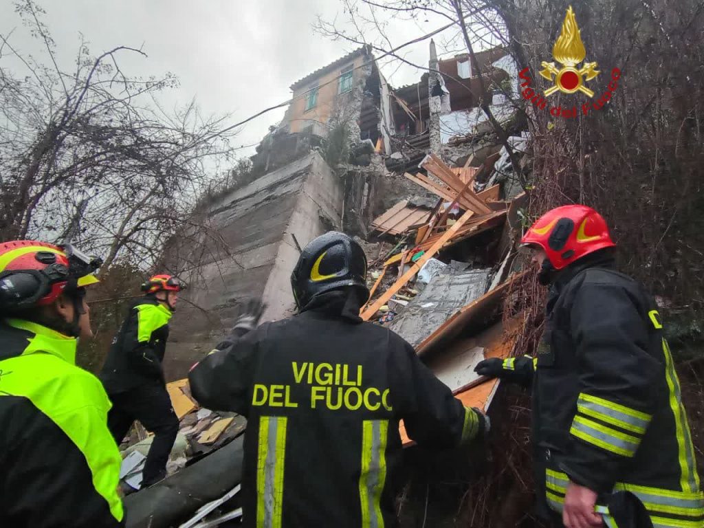 Morlupo, crolla una palazzina abbandonata. I Vigili del Fuoco al lavoro per cercare un extracomunitario tra le macerie