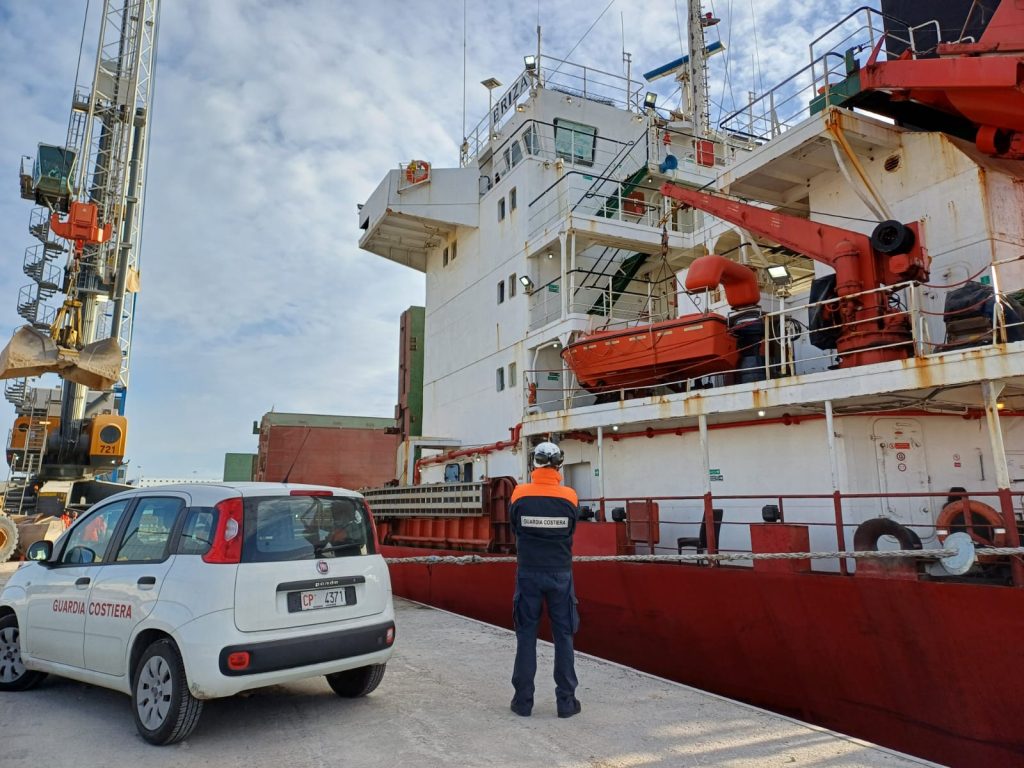 La Guardia Costiera di Civitavecchia ferma due navi mercantili