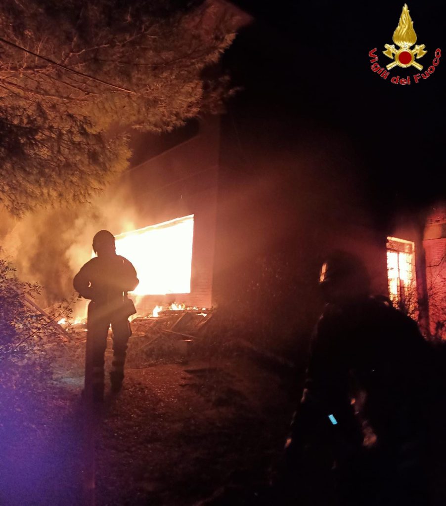 Incendio in una villa abbandonata a Santa Marinella: intervento dei Vigili del Fuoco