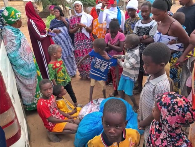 Madri in fila, bambini in braccio. Tanti grandi occhi pieni di fiducia che ti chiedono aiuto