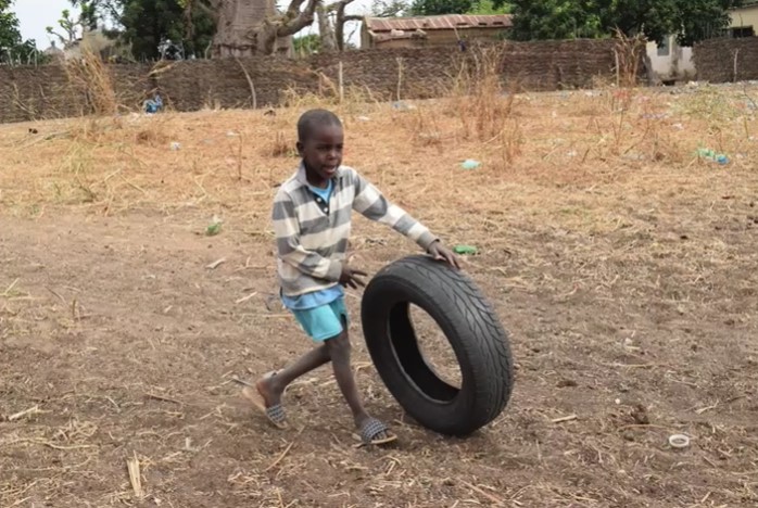 Madri in fila, bambini in braccio. Tanti grandi occhi pieni di fiducia che ti chiedono aiuto