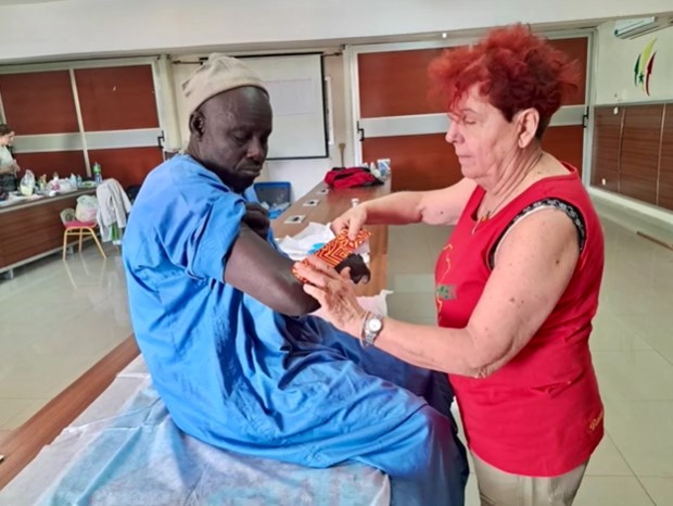 Madri in fila, bambini in braccio. Tanti grandi occhi pieni di fiducia che ti chiedono aiuto