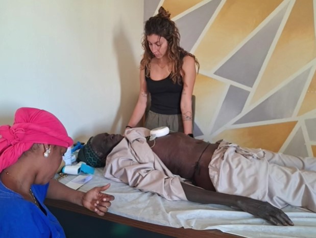 Madri in fila, bambini in braccio. Tanti grandi occhi pieni di fiducia che ti chiedono aiuto