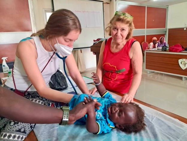 Madri in fila, bambini in braccio. Tanti grandi occhi pieni di fiducia che ti chiedono aiuto