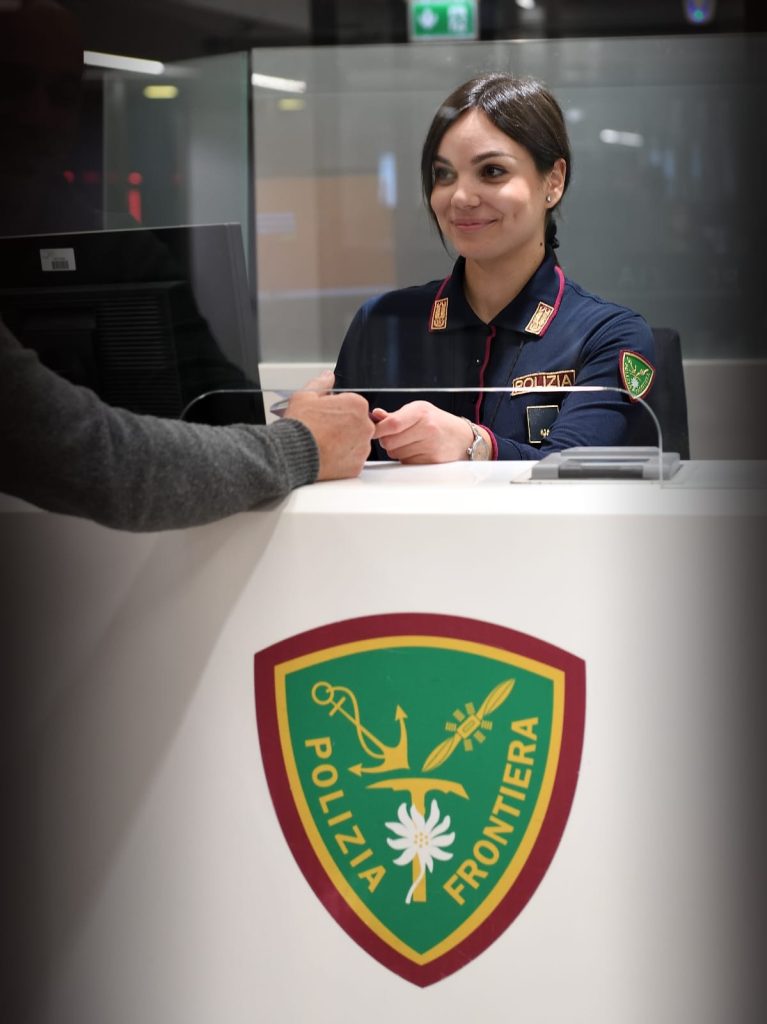 Favoreggiamento all’immigrazione clandestina, la polizia di frontiera di Fiumicino arresta 34enne francese