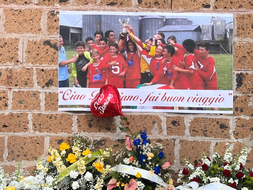 Ciao Damiano! Cerveteri si ferma per l’ultimo saluto al 23enne. Una folla commossa ai funerali del giovane creator