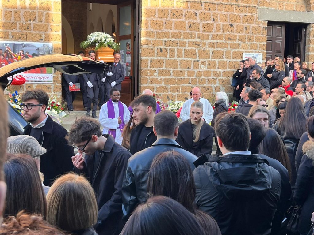 Ciao Damiano! Cerveteri si ferma per l’ultimo saluto al 23enne. Una folla commossa ai funerali del giovane creator