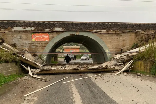 Santa Marinella, cede la protezione del ponte ferroviario sulla Vecchia Aurelia. Nessun ferito