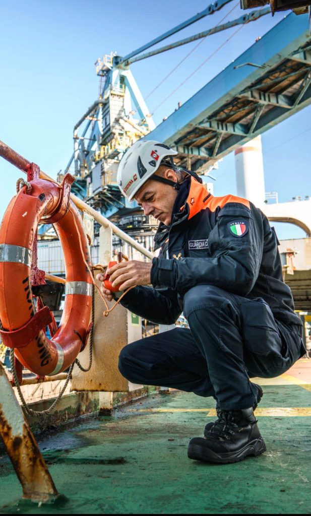 Civitavecchia, fermata nave Ro-Ro straniera per irregolarità in materia di sicurezza della navigazione e tutela ambientale