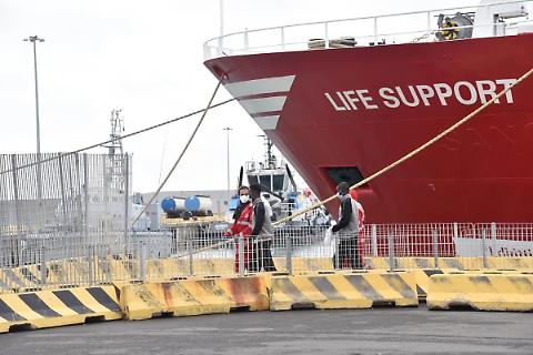 Civitavecchia, la nave Emergency, Life Support, verso il porto con 98 persone soccorse nel Mediterraneo centrale