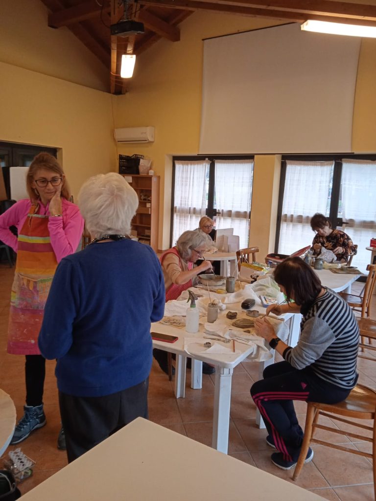 Marina di Cerveteri, a via Luni la ceramica diventa incontro, amicizia e comunità: “Qui si viene per creare, ma soprattutto per stare insieme”
