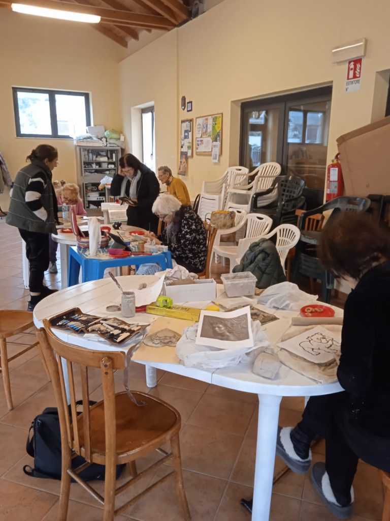 Marina di Cerveteri, a via Luni la ceramica diventa incontro, amicizia e comunità: “Qui si viene per creare, ma soprattutto per stare insieme”