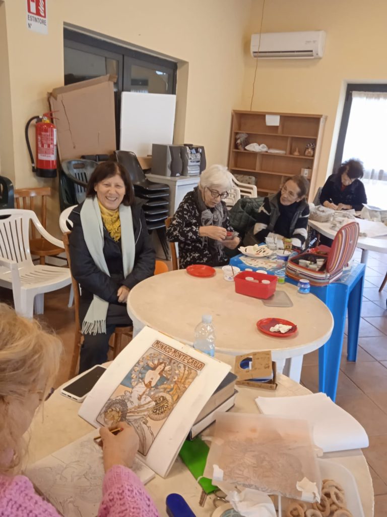 Marina di Cerveteri, a via Luni la ceramica diventa incontro, amicizia e comunità: “Qui si viene per creare, ma soprattutto per stare insieme”