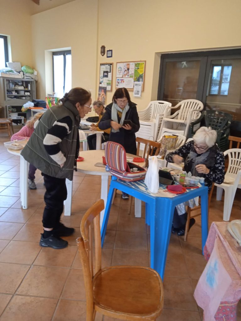 Marina di Cerveteri, a via Luni la ceramica diventa incontro, amicizia e comunità: “Qui si viene per creare, ma soprattutto per stare insieme”