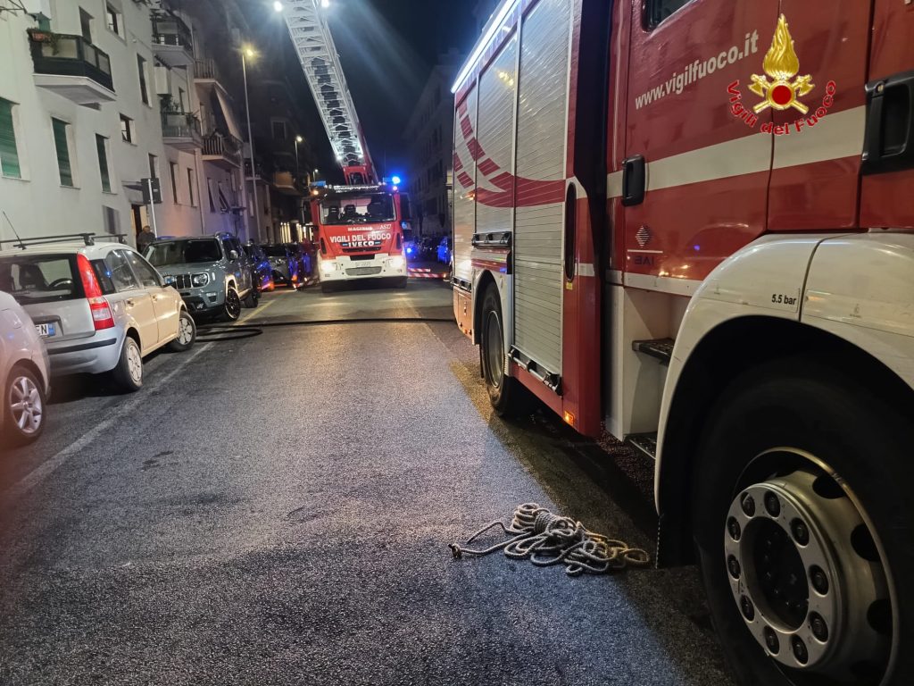Civitavecchia, nuovo incendio in via Bramante: paura tra i residenti