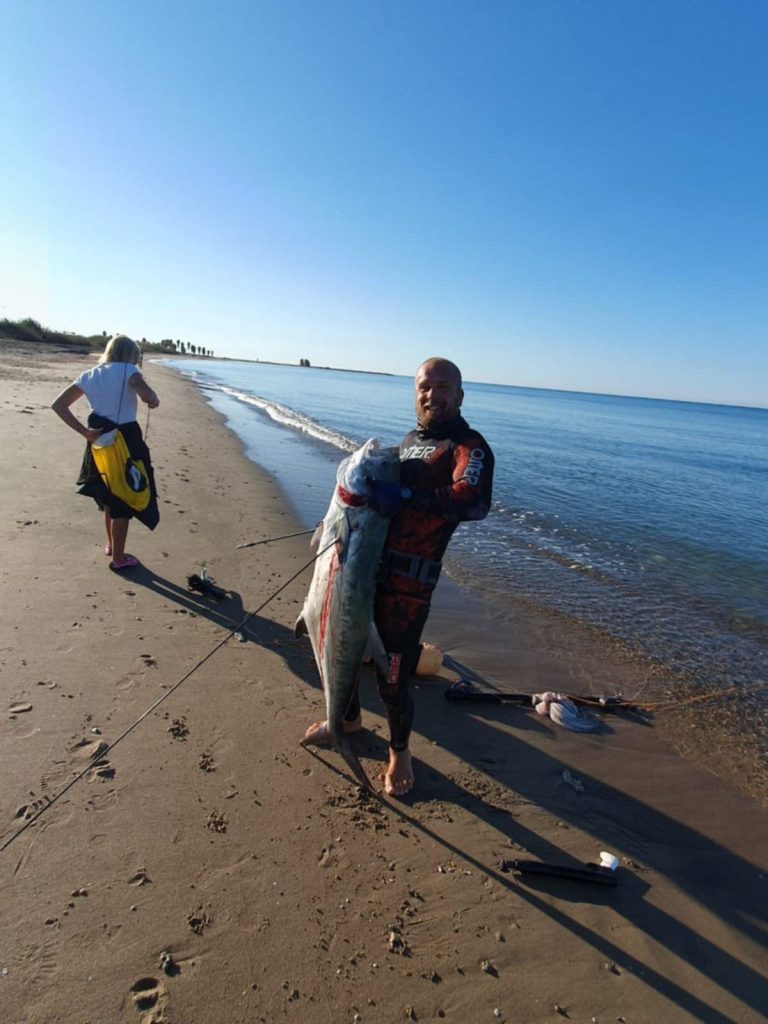 Ladispoli, pescata sulla spiaggia di Torre Flavia una Leccia definita gigantesca da Corrado Battisti