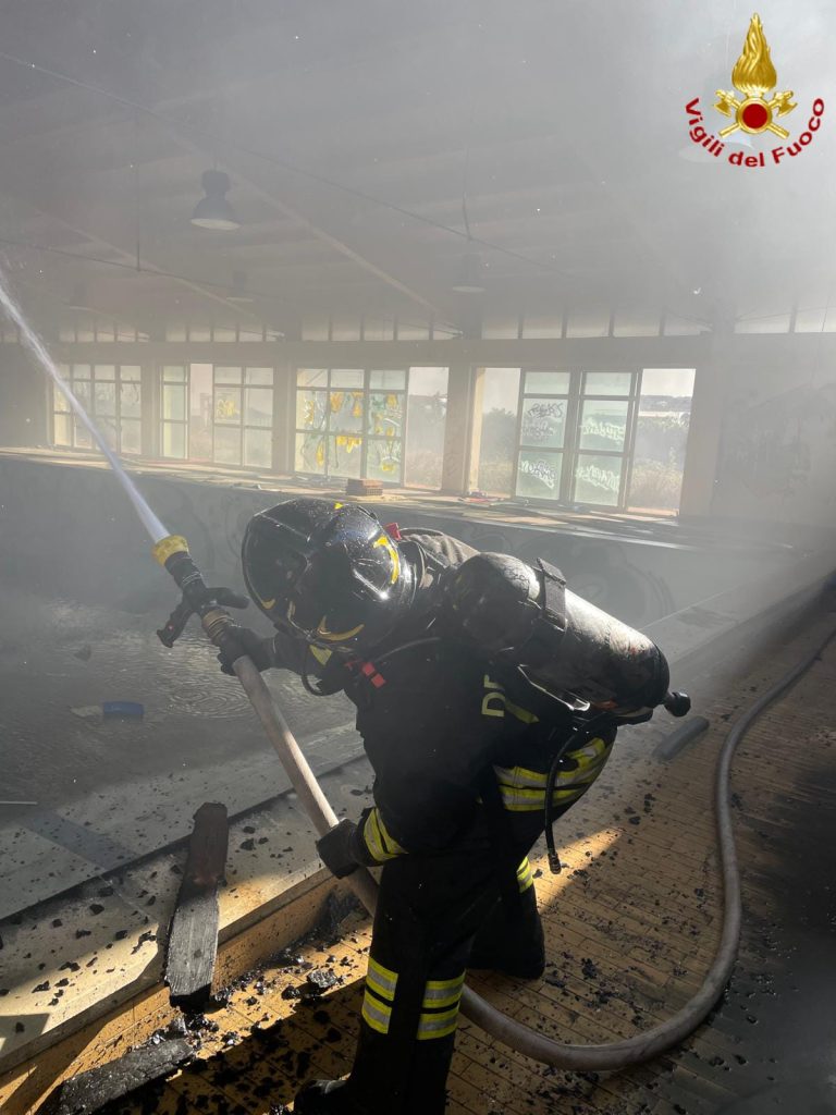 Incendio a Santa Marinella: in fiamme una piscina abbandonata, nessun ferito