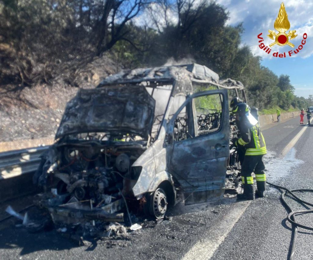 Incendio sull’A12 al km 55: furgone distrutto dalle fiamme, nessun ferito
