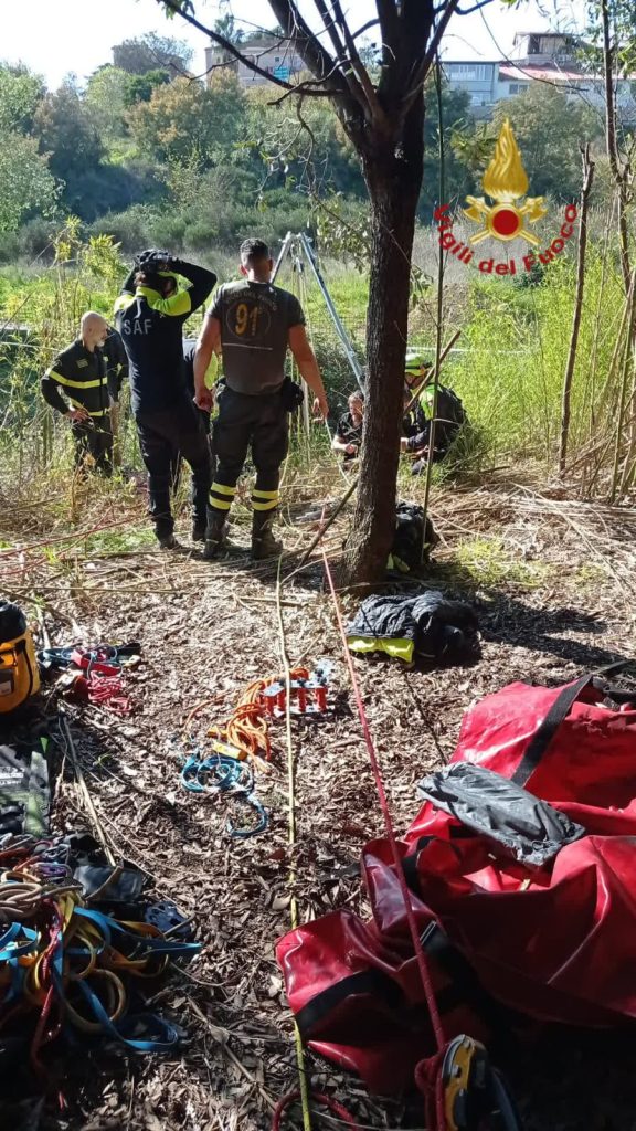 Roma, donna cade in un pozzo al Parco della Pace: salvata dai Vigili del Fuoco