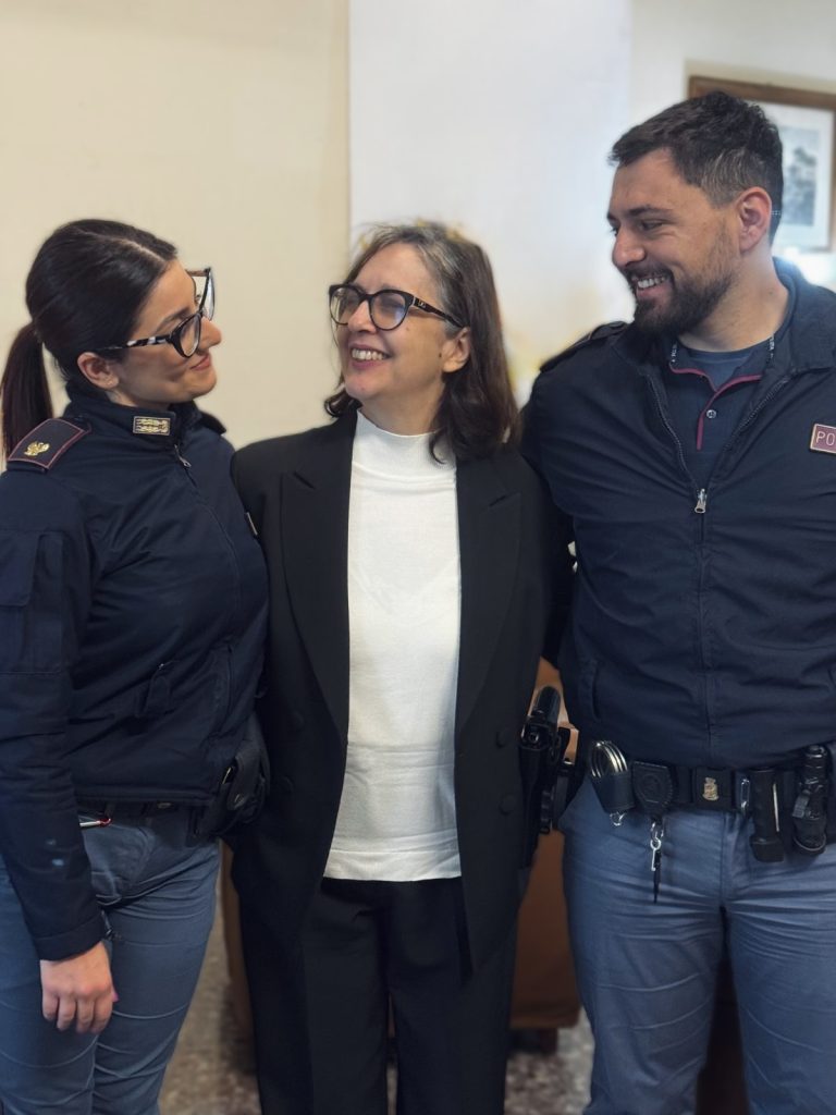 Tenta di lanciarsi nel vuoto: salvata da due agenti della Polizia