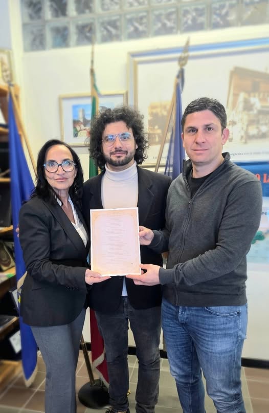 La poesia incontra le istituzioni: il professor Elio Parascandolo dona al Sindaco Grando un componimento in versi dedicato a Ladispoli