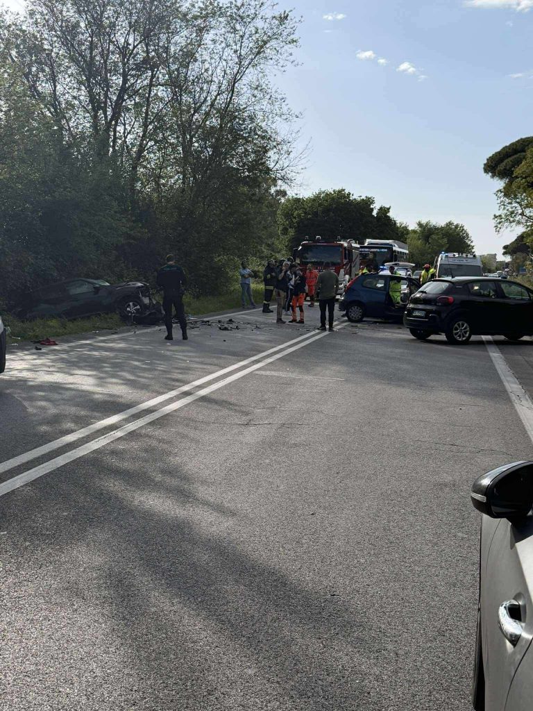 Schianto sull’Aurelia a Ladispoli: morto un 26enne, tre feriti