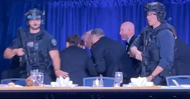 Paura alla cena dei corrispondenti alla Casa Bianca. Trump portato via dagli agenti. Arrestato un uomo armato