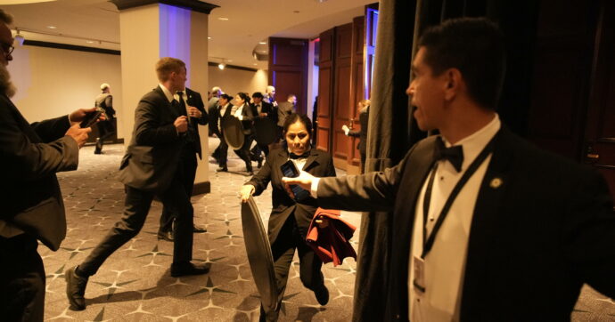 Paura alla cena dei corrispondenti alla Casa Bianca. Trump portato via dagli agenti. Arrestato un uomo armato