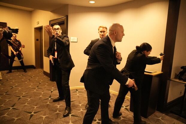 Paura alla cena dei corrispondenti alla Casa Bianca. Trump portato via dagli agenti. Arrestato un uomo armato