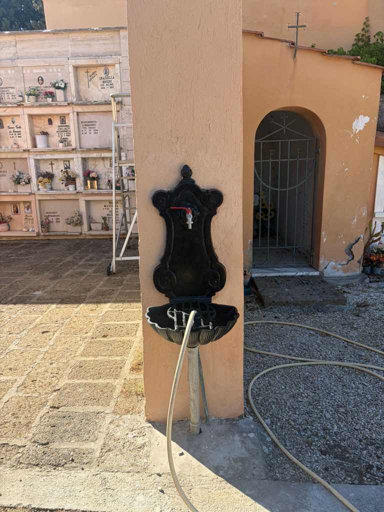 Si sono conclusi importanti lavori di manutenzione all'interno del Cimitero comunale di Ceri. Cantieri importanti che hanno riguardato l'impermeabilizzazione delle coperture di alcuni blocchi di loculi, il rifacimento degli intonaci ammalorati e conseguente tinteggiatura, il ripristino delle pluviali e delle pensiline.

"Si tratta di lavori che hanno avuto un costo di circa 200mila euro di fondi comunali, all’interno del cui importo sono inclusi anche i lavori al cimitero in Via Francesco Rosati, pronti a prendere il via proprio in questi giorni - spiega l'Assessore alle Opere Pubbliche Matteo Luchetti - lavori che sono proseguiti in maniera molto spedita, un impegno che avevamo preso, per il quale avevamo stanziato delle risorse ad hoc in bilancio e che abbiamo realizzato. Ringrazio con l’occasione il personale dell’Ufficio Lavori Pubblici, ed in particolar modo il Dirigente Architetto Fabrizio Bettoni e l’Ingegner Alessio Piantadosi, per aver dato seguito a questo progetto”