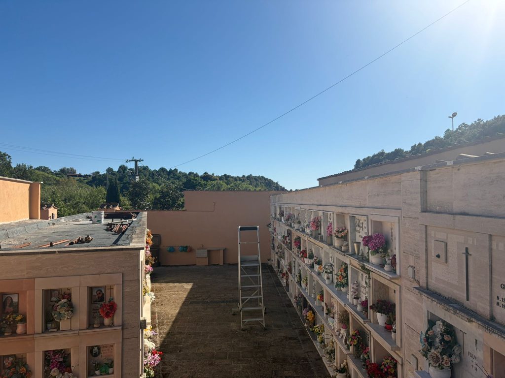 Si sono conclusi importanti lavori di manutenzione all'interno del Cimitero comunale di Ceri. Cantieri importanti che hanno riguardato l'impermeabilizzazione delle coperture di alcuni blocchi di loculi, il rifacimento degli intonaci ammalorati e conseguente tinteggiatura, il ripristino delle pluviali e delle pensiline. "Si tratta di lavori che hanno avuto un costo di circa 200mila euro di fondi comunali, all’interno del cui importo sono inclusi anche i lavori al cimitero in Via Francesco Rosati, pronti a prendere il via proprio in questi giorni - spiega l'Assessore alle Opere Pubbliche Matteo Luchetti - lavori che sono proseguiti in maniera molto spedita, un impegno che avevamo preso, per il quale avevamo stanziato delle risorse ad hoc in bilancio e che abbiamo realizzato. Ringrazio con l’occasione il personale dell’Ufficio Lavori Pubblici, ed in particolar modo il Dirigente Architetto Fabrizio Bettoni e l’Ingegner Alessio Piantadosi, per aver dato seguito a questo progetto”